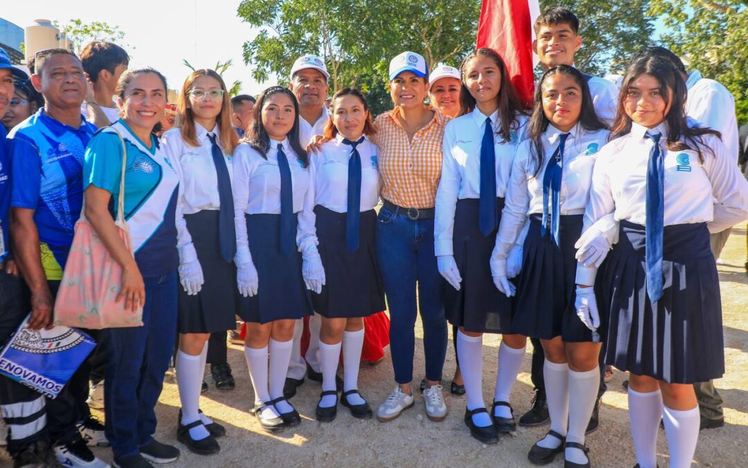 Realizan desfile revolucionario en Puerto Aventuras