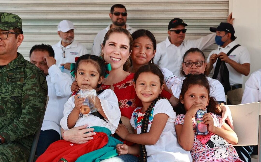 Preside Atenea Gómez Ricalde el desfile de la Revolución Mexicana en la Zona Continental de Isla Mujeres