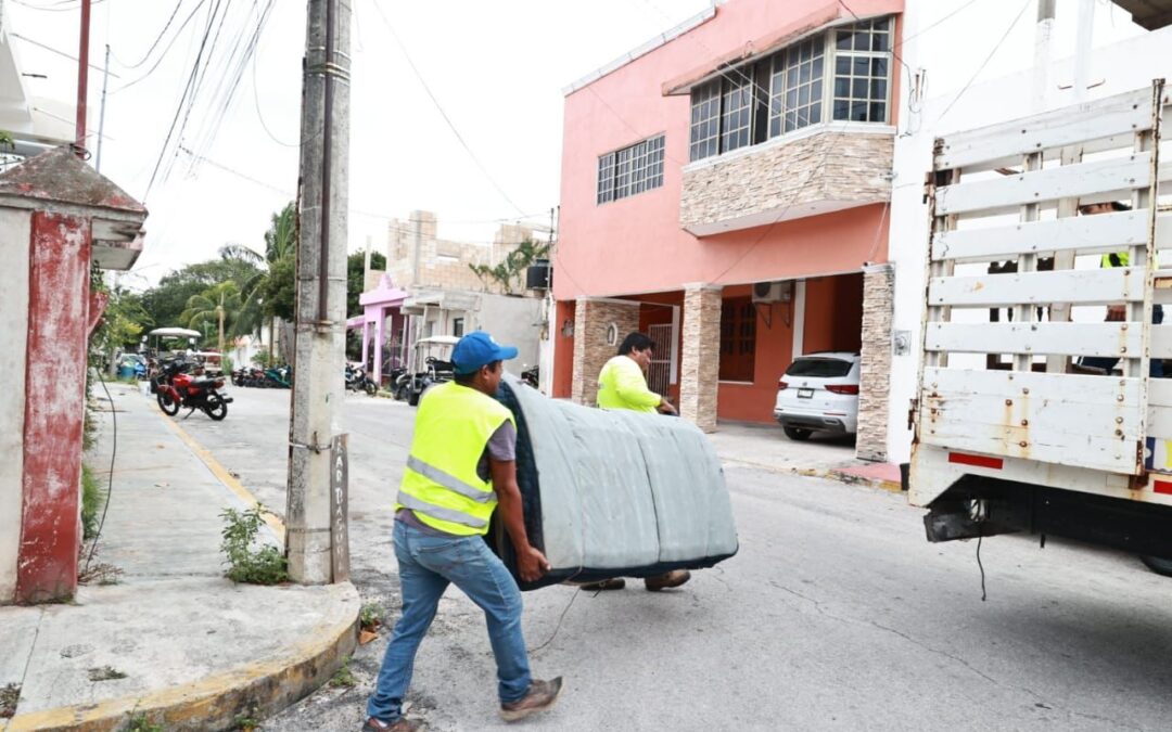 Gobierno Municipal refuerza acciones de limpieza a través del Programa Permanente de Descacharrización en Isla Mujeres