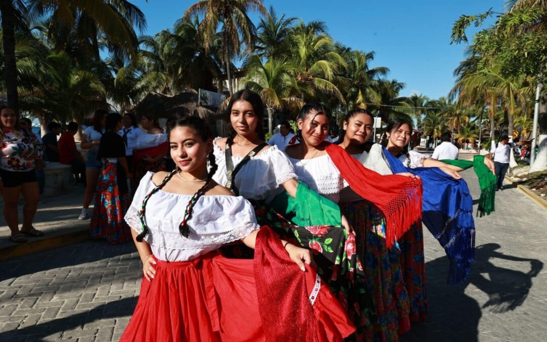 Encabeza Atenea Gómez Ricalde el desfile cívico-deportivo con motivo del CXIII Aniversario de la Revolución Mexicana en Isla Mujeres