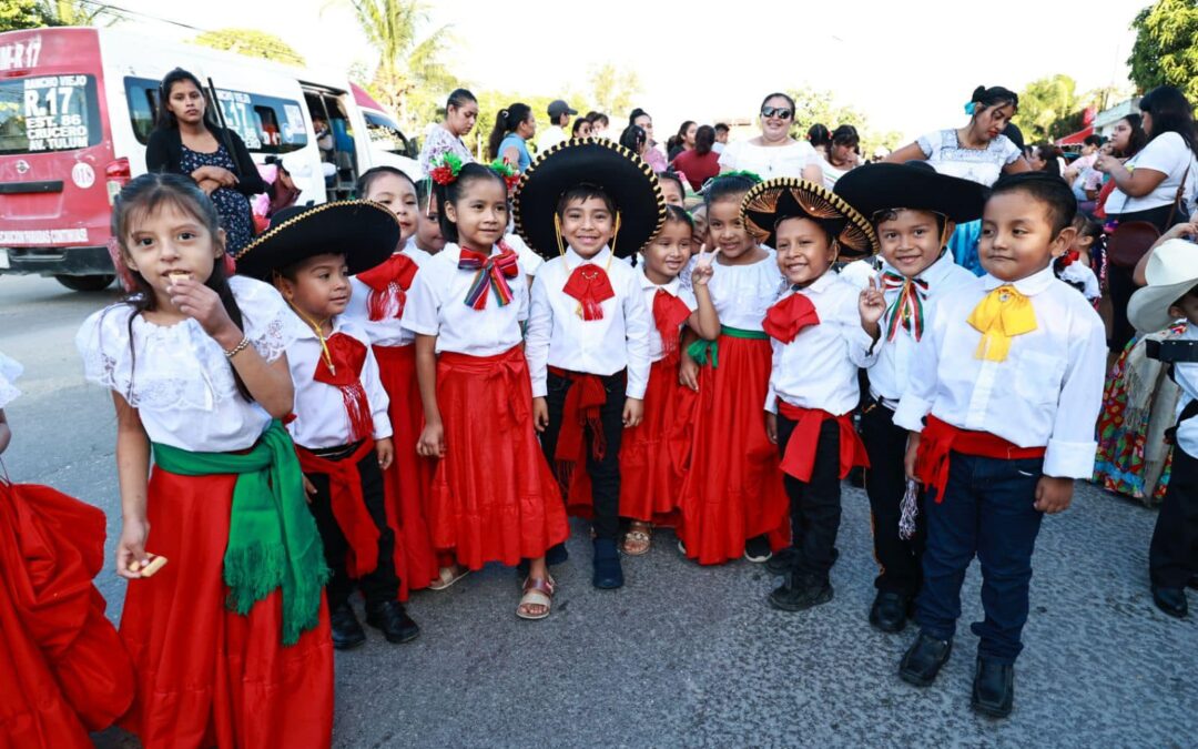 Preside Atenea Gómez Ricalde el desfile de la Revolución Mexicana en la Zona Continental de Isla Mujeres
