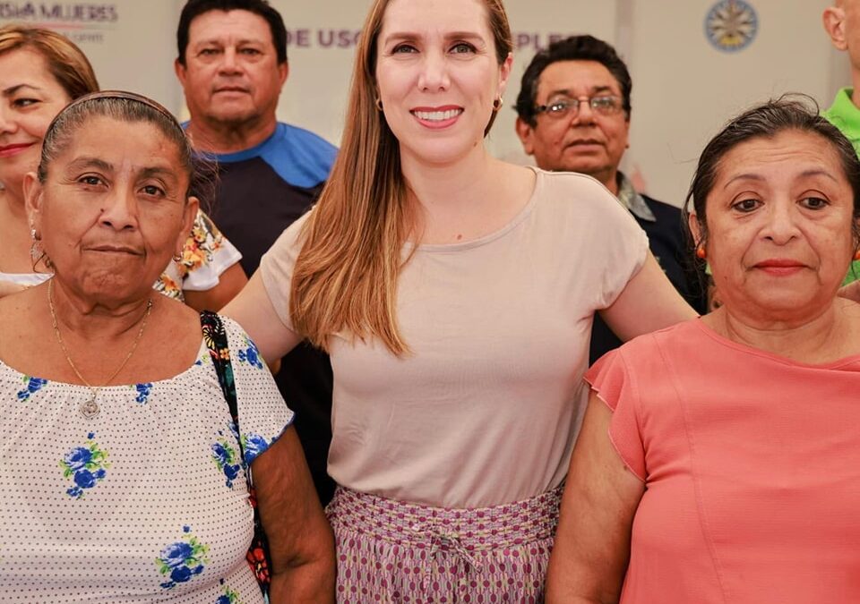 Atenea Gómez entrega kits a las abuelitas y abuelitos que participarán en los Juegos Estatales Deportivos y Culturales