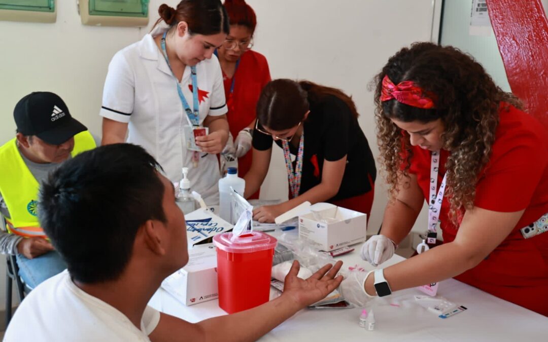Gobierno de Atenea Gómez realiza jornada de salud para la detección oportuna del VIH en Isla Mujeres