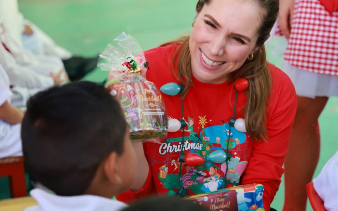 Atenea Gómez Ricalde lleva la magia de la Navidad a las escuelas de Isla Mujeres