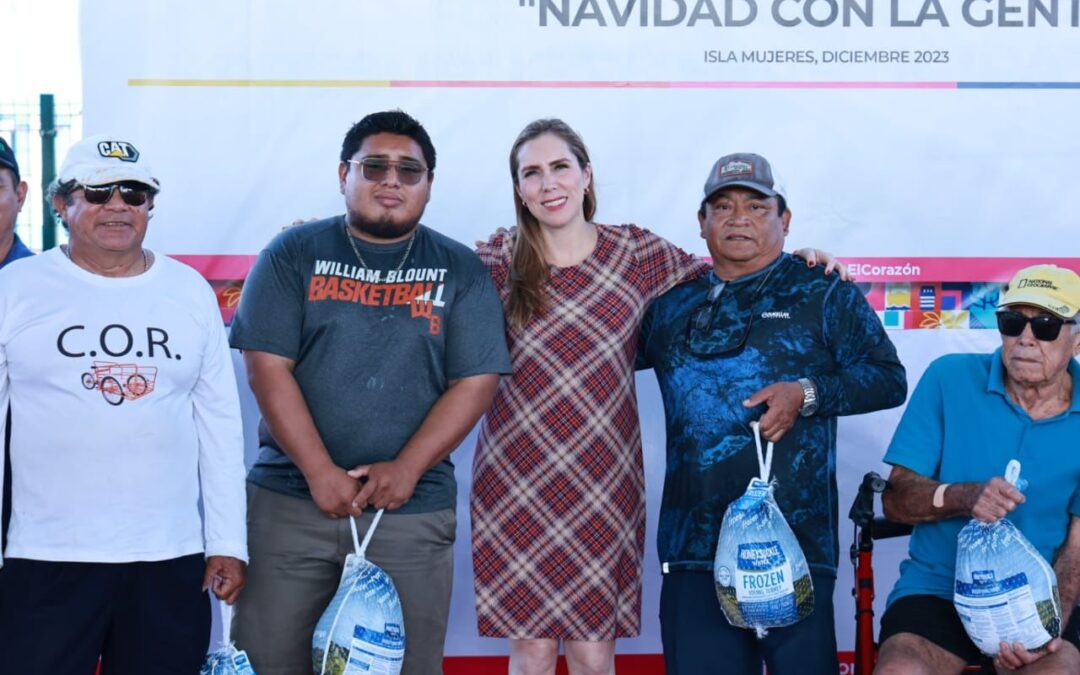 Atenea Gómez Ricalde entrega pavos a prestadores de servicios turísticos y pescadores de Isla Mujeres