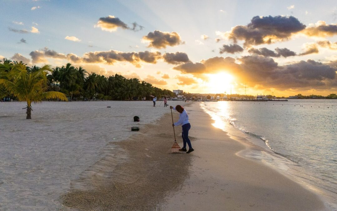Intensifican limpieza de playas en Isla Mujeres durante las celebraciones de Fin de Año