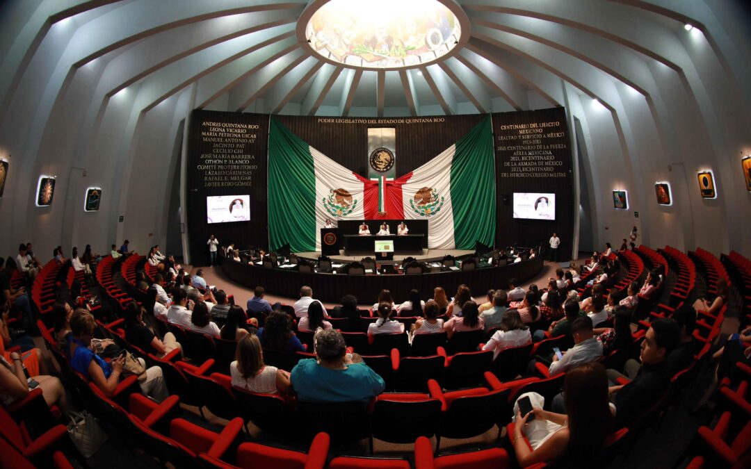 Sesiona el Parlamento de Mujeres de Quintana Roo.