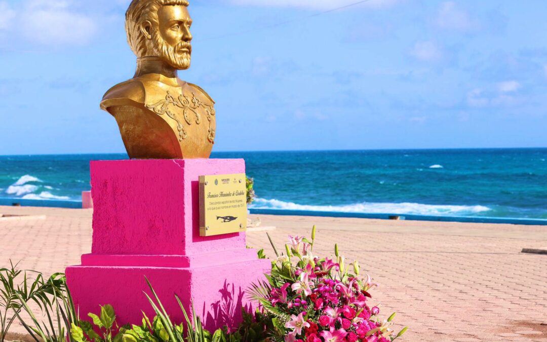 Depositan ofrenda floral en el monumento a Francisco Hernández de Córdoba en el marco del 507 Aniversario del Descubrimiento de Isla Mujeres