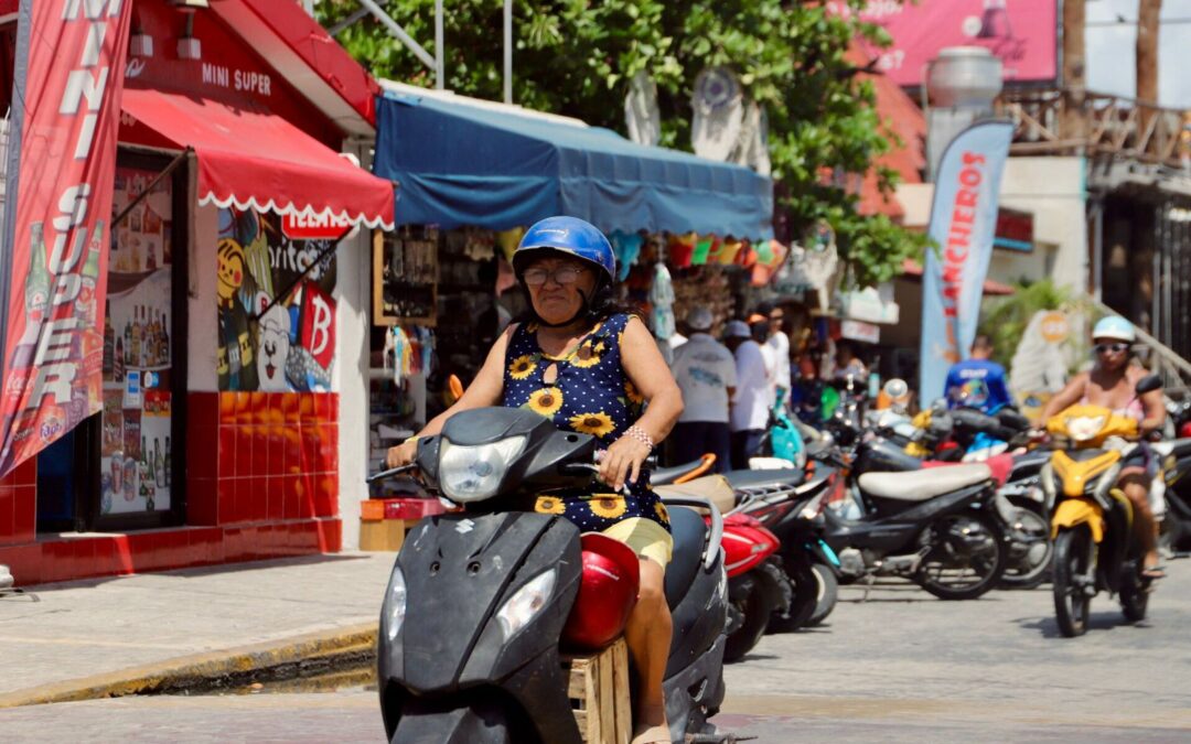 Gobierno Municipal de Isla Mujeres concientiza a la población sobre el uso del casco