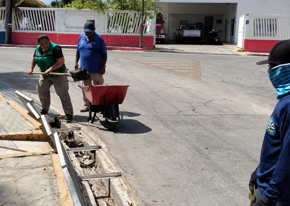 En Isla Mujeres se refuerzan los trabajos de limpieza para evitar encharcamientos ante el pronóstico de lluvias en las próximas horas