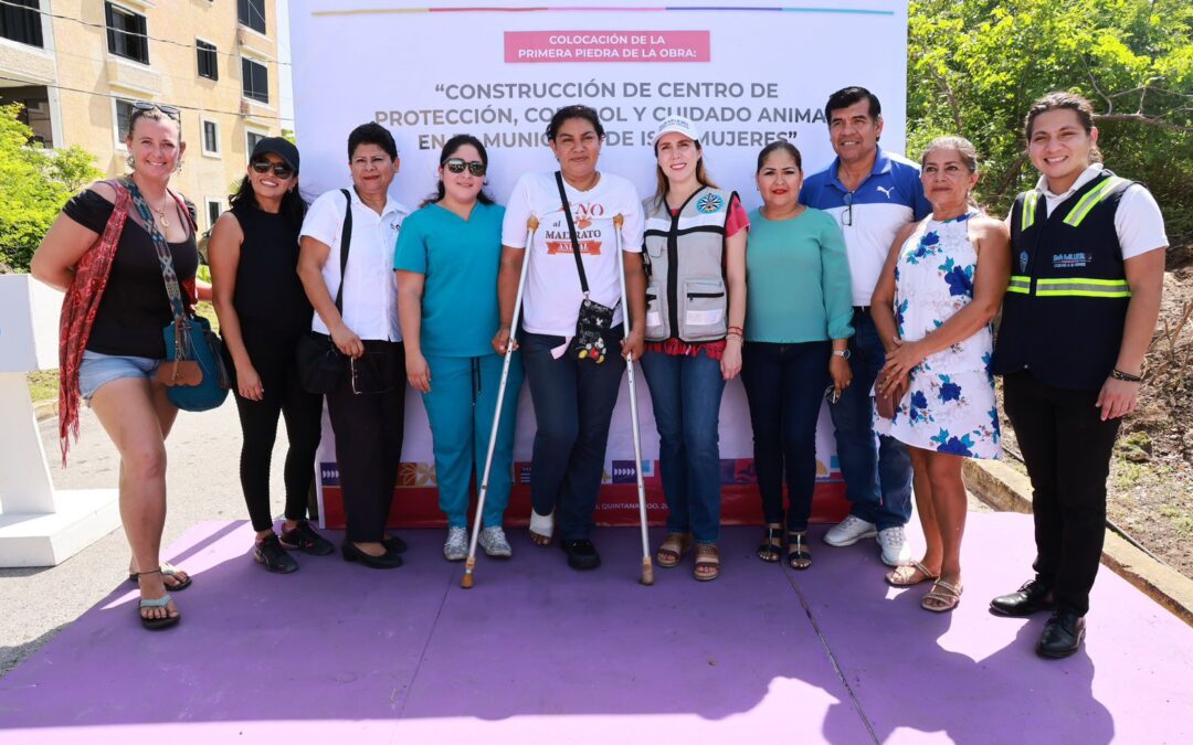 Atenea Gómez Ricalde coloca la primera piedra del Centro de Bienestar Animal en Isla Mujeres