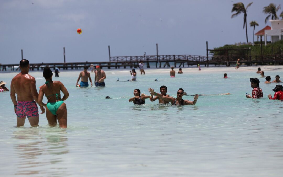 Miles de turistas disfrutan este verano de los múltiples atractivos que ofrece Isla Mujeres