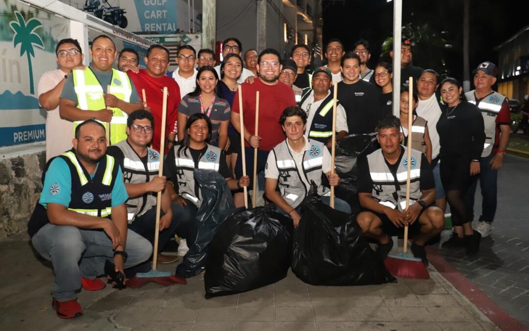 Realizan brigada especial de limpieza para mejorar imagen urbana de la avenida Rueda Medina en Isla Mujeres