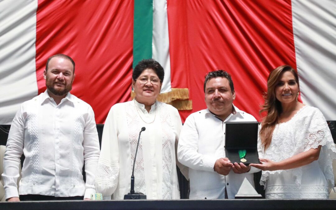 Galardonan a Wildernain Villegas con medalla al Mérito Indígena Maya “Cecilio Chi”.