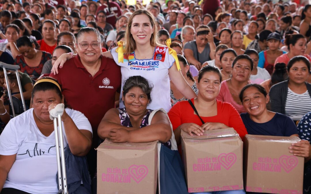 Atenea Gómez Ricalde entrega apoyos del Programa Isleña de Corazón en la Zona Continental