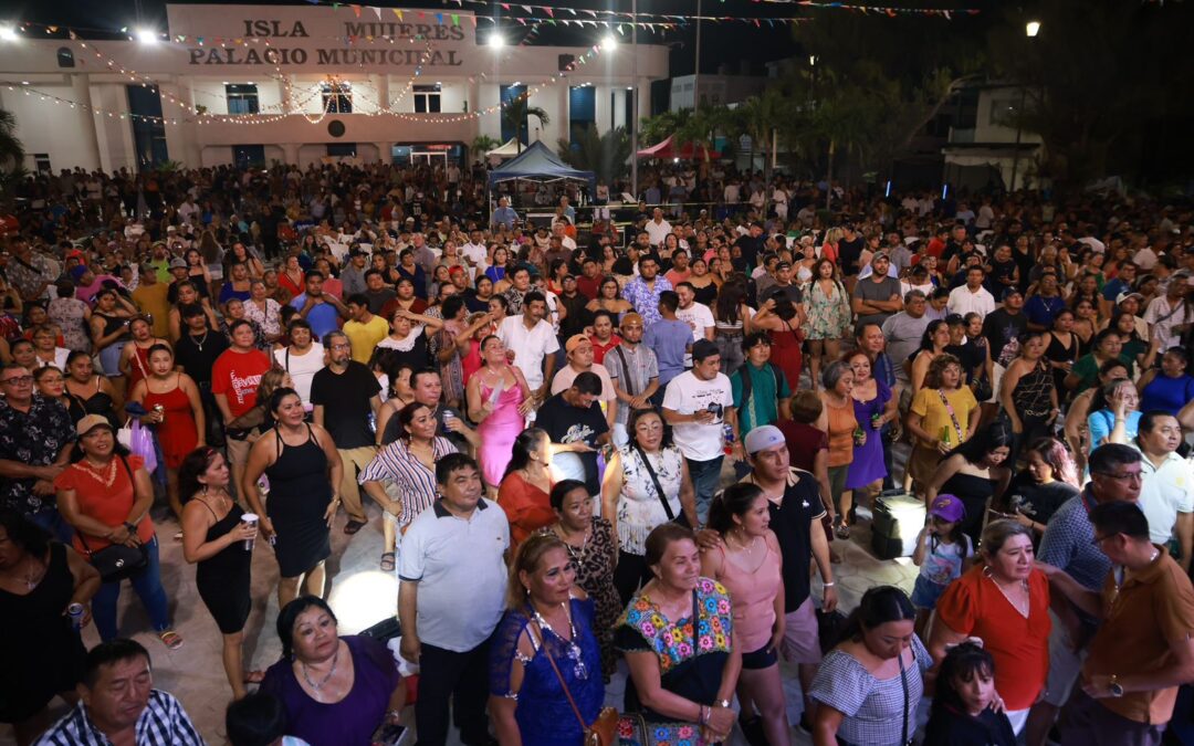 Cierran con broche de oro las Fiestas de Fundación de Isla Mujeres con baile de Paleto ‘La Voz de la Cumbia’