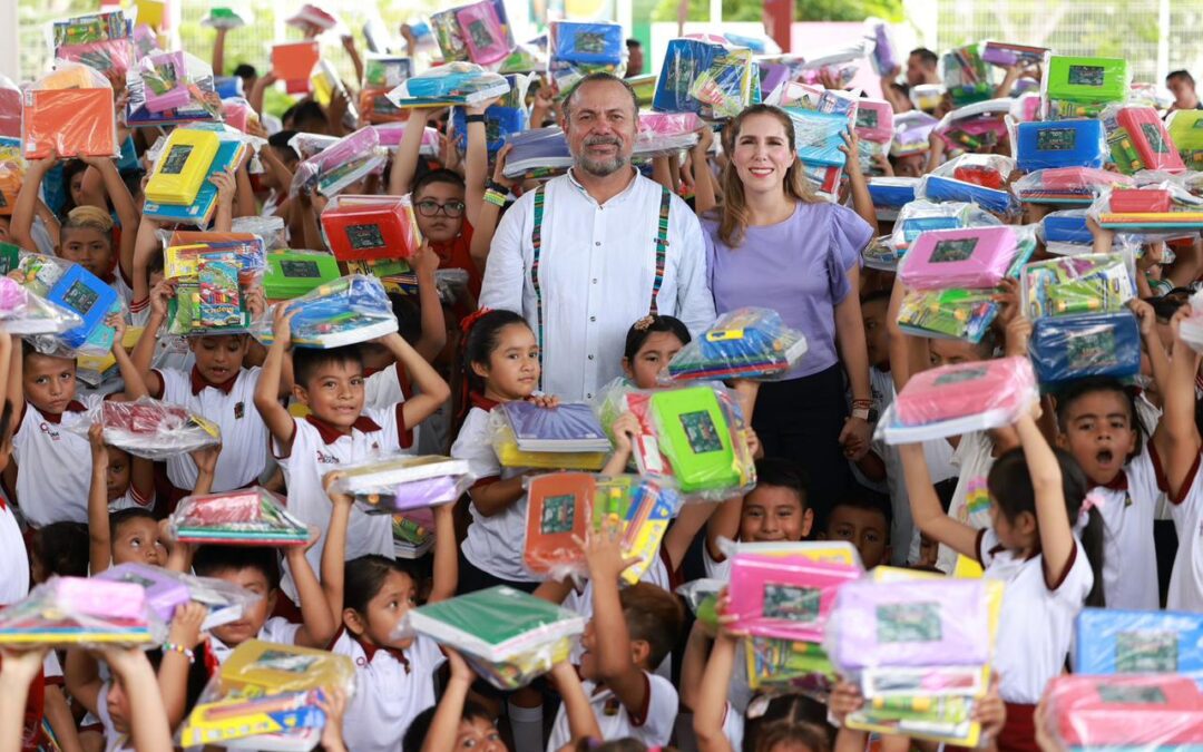 Atenea Gómez Ricalde y el Diputado Julián Ricalde Magaña entregan útiles escolares en Ciudad Mujeres