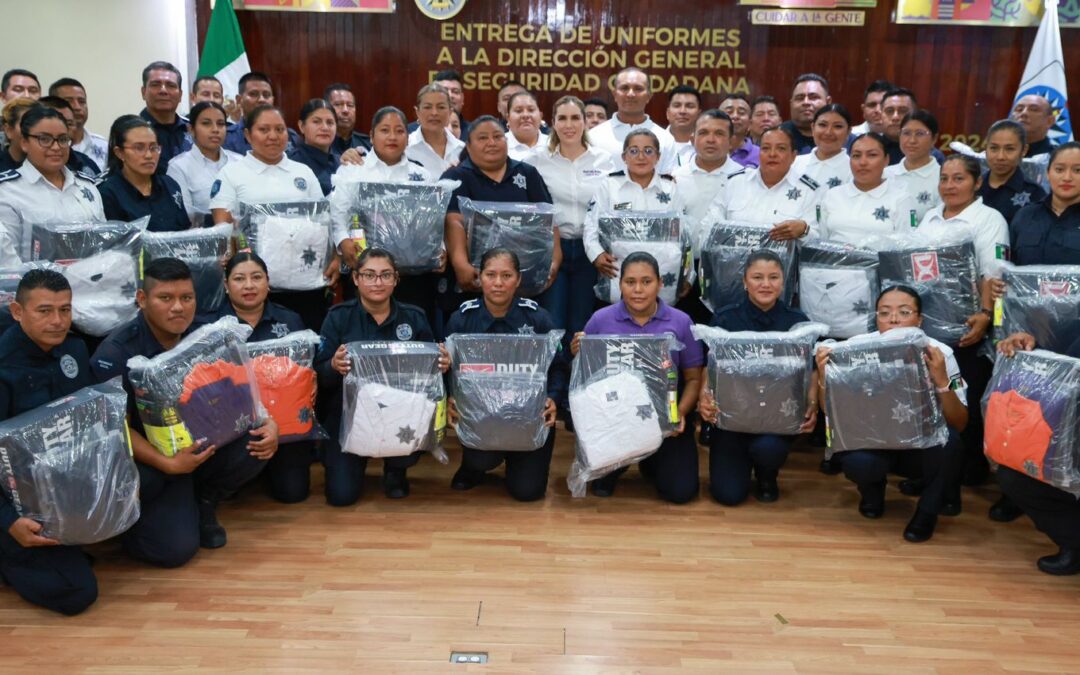 Atenea Gómez Ricalde entrega kits de uniformes nuevos a la Policía de Isla Mujeres