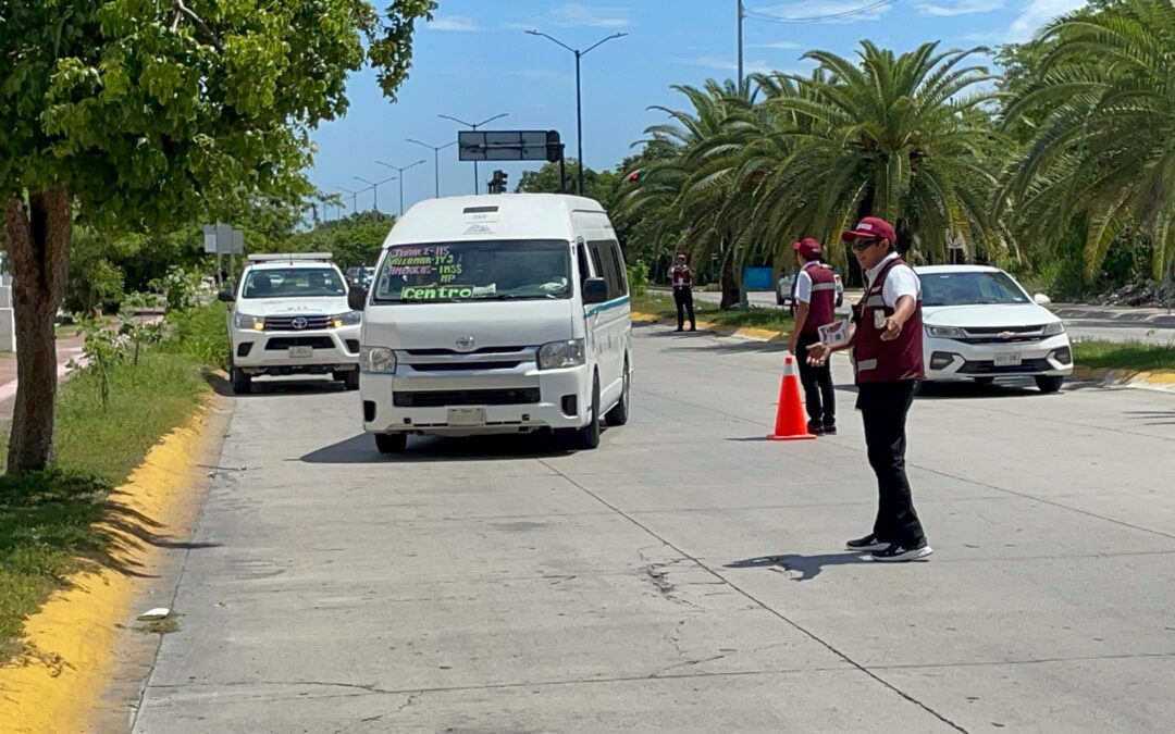 IMOVEQROO cancelará licencia de conducir a chofer de combi que arrolló a motociclistas en Cancún