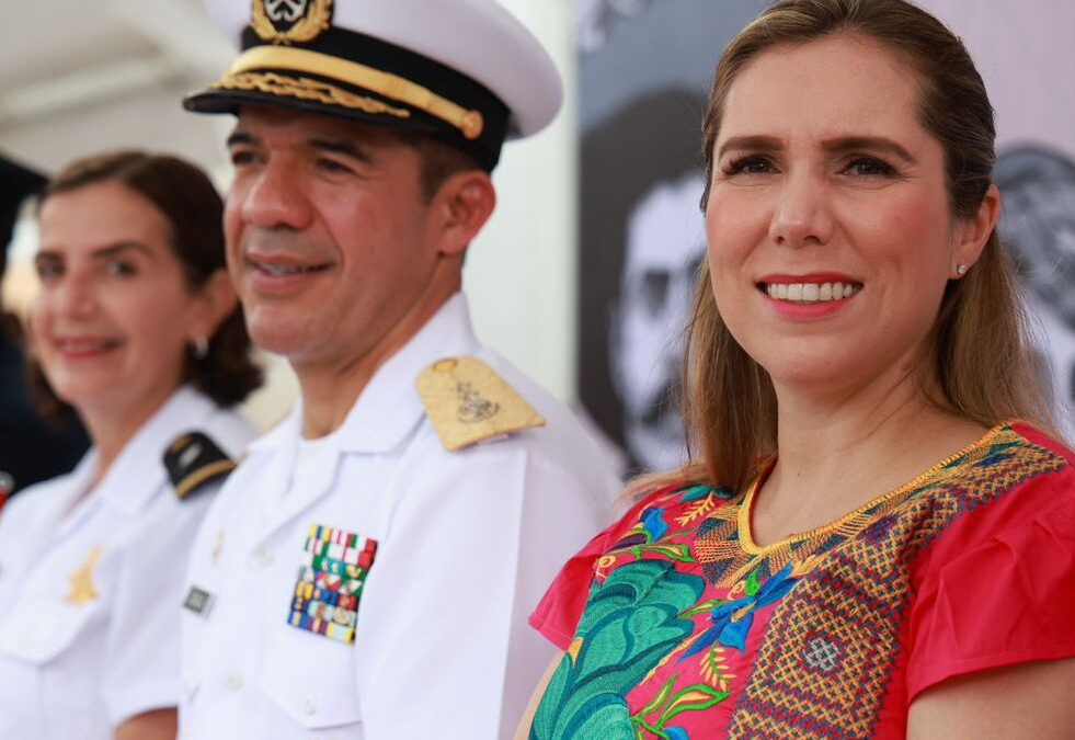 Atenea Gómez Ricalde celebra junto a las familias isleñas el tradicional Desfile del 20 de Noviembre