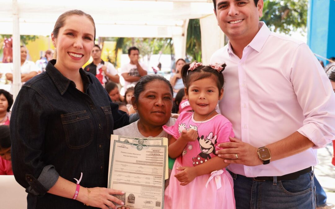 Atenea Gómez entrega actas de nacimiento en Zona Continental