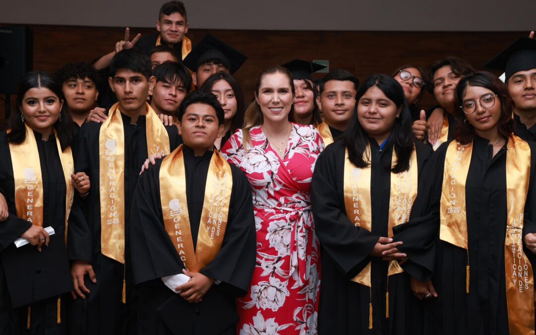 Atenea Gómez Ricalde acompaña como madrina de honor a la XII Generación del Colegio de Bachilleres Plantel Ciudad Mujeres