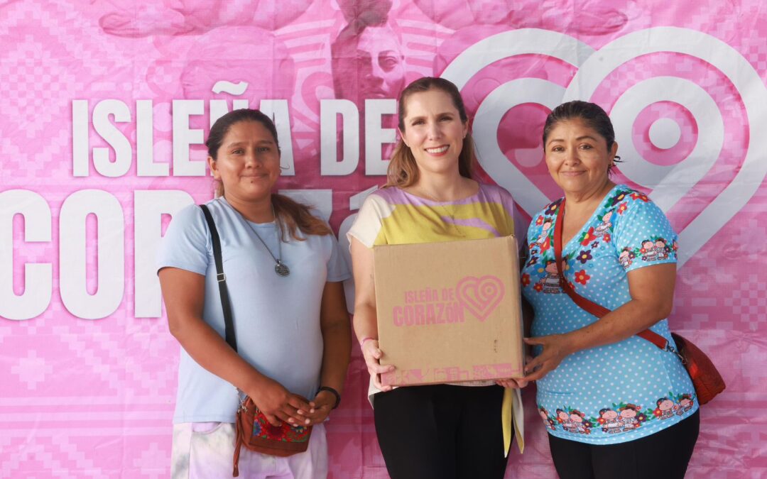 Atenea Gómez Ricalde entrega apoyos alimentarios del Programa “Isleña de Corazón” en la Isla