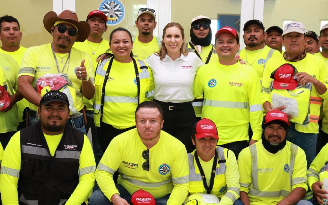 Atenea Gómez Ricalde dignifica condiciones laborales con entrega uniformes en Ciudad Mujeres