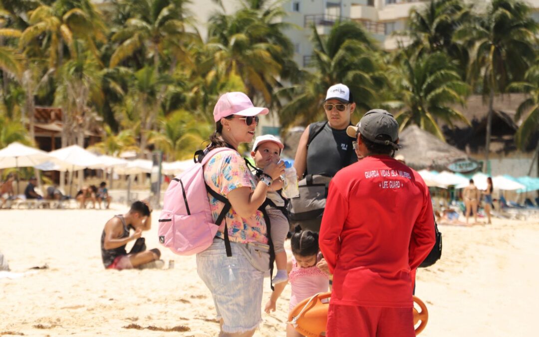 Gobierno Municipal refuerza trabajo de los guardavidas en las playas de Isla Mujeres