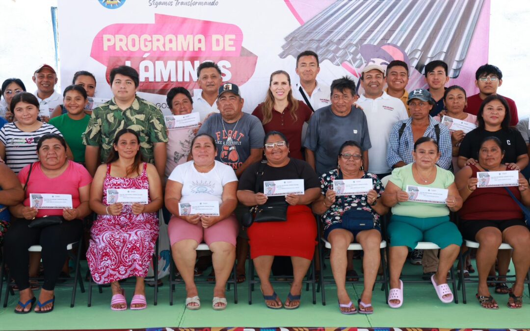 Atenea Gómez Ricalde entrega láminas a familias de Isla Mujeres para reforzar sus viviendas ante la temporada de huracanes