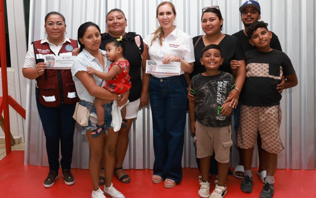 Gobierno de Isla Mujeres entrega láminas para fortalecer hogares de familias vulnerables en Ciudad Mujeres