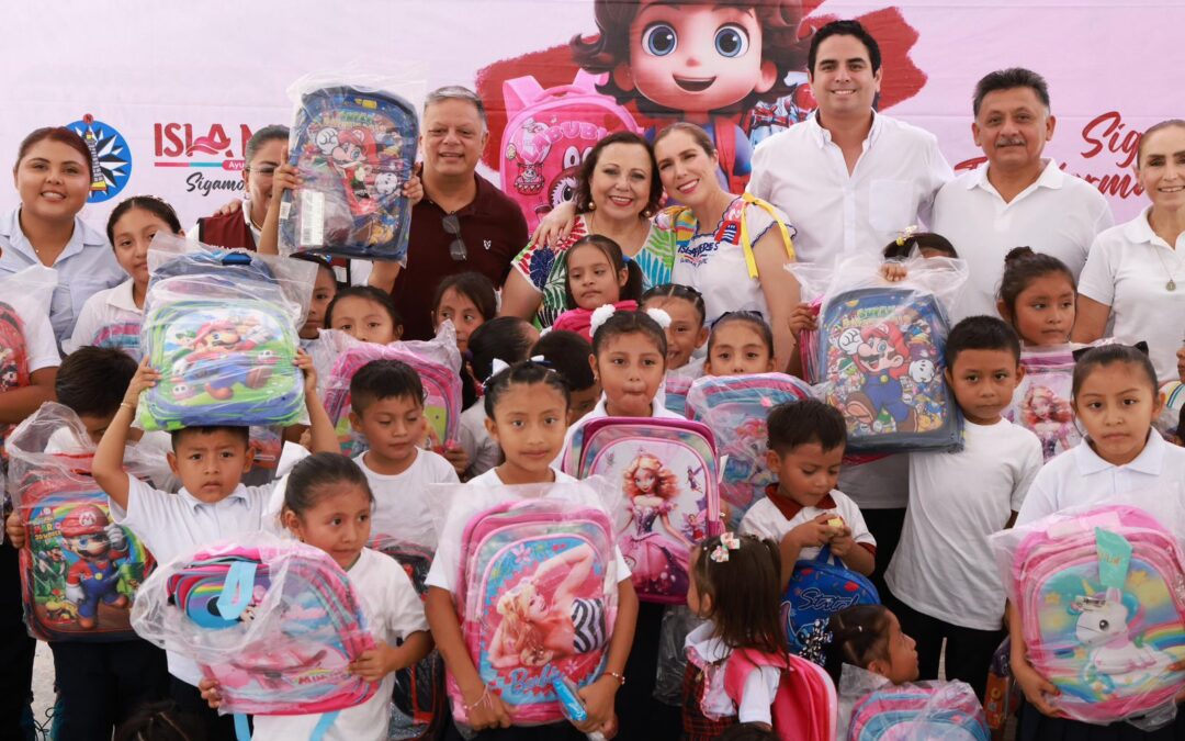 Atenea Gómez Ricalde entrega mochilas nuevas en Zona Agrícola y Francisco May