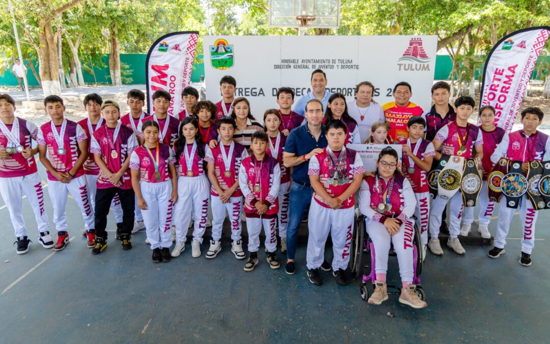 DIEGO CASTAÑÓN ENTREGÓ BECAS DEPORTIVAS A JOVENES ATLETAS