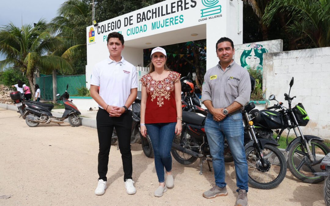Atenea Gómez Ricalde supervisa avances de la obra de pavimentación en la calle de acceso al Bachilleres de Ciudad Mujeres