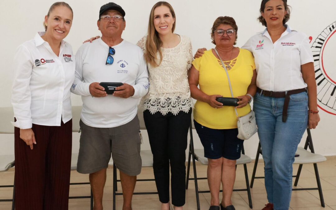 Beneficencia Pública entrega lentes graduados del Programa Transformamos tu Visión en Isla Mujeres