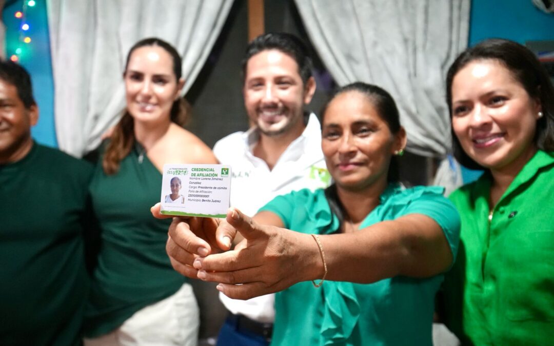 Renán Sánchez Tajonar entrega la primera credencial de afiliación del Partido Verde en Quintana Roo