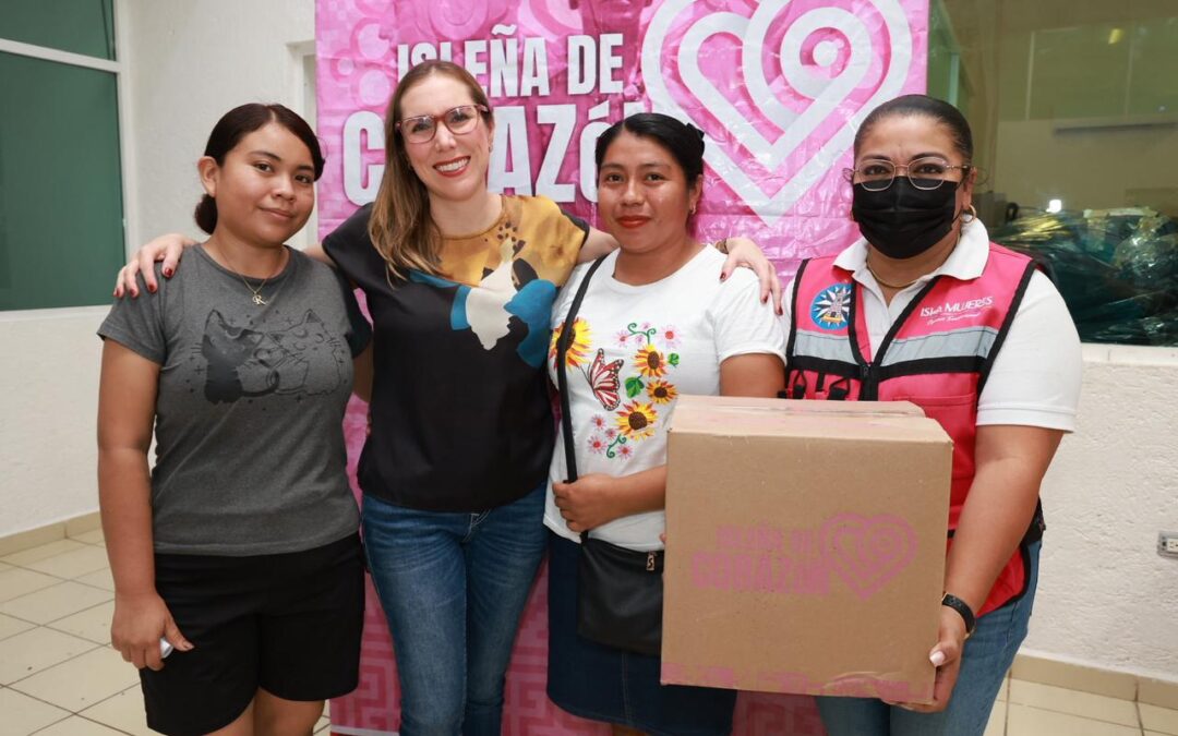 Atenea Gómez Ricalde entrega paquetes alimentarios del programa “Isleña de Corazón” en Ciudad Mujeres