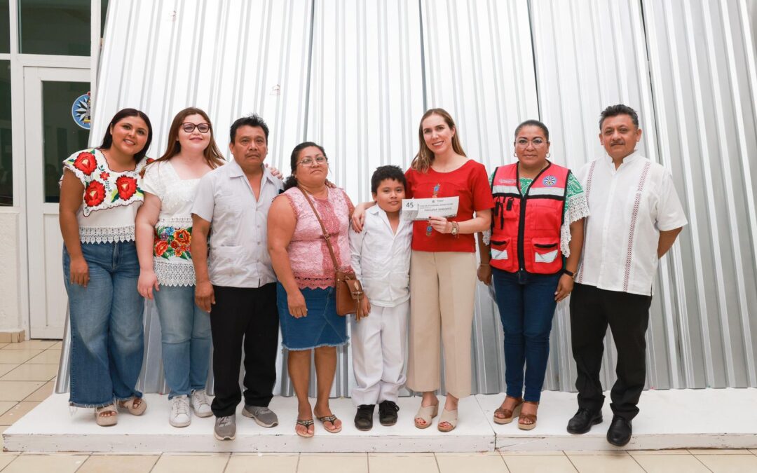 Atenea Gómez Ricalde continúa con la entrega de láminas de zinc en Ciudad Mujeres