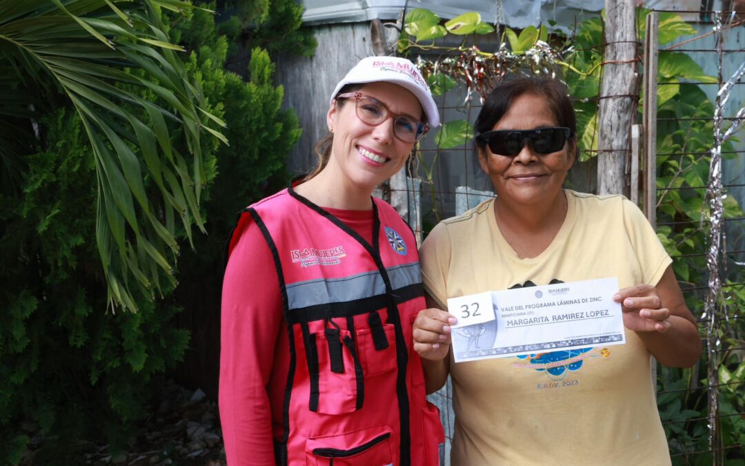 Atenea Gómez Ricalde entrega láminas de zinc casa por casa en Ciudad Mujeres