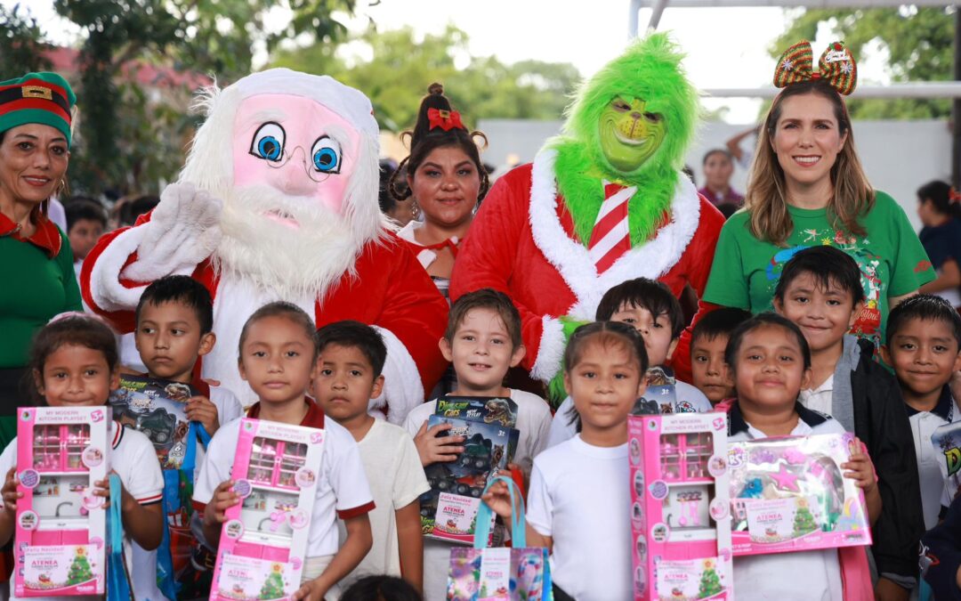 Atenea Gómez Ricalde lleva juguetes y alegrías a las escuelas de Zona Continental