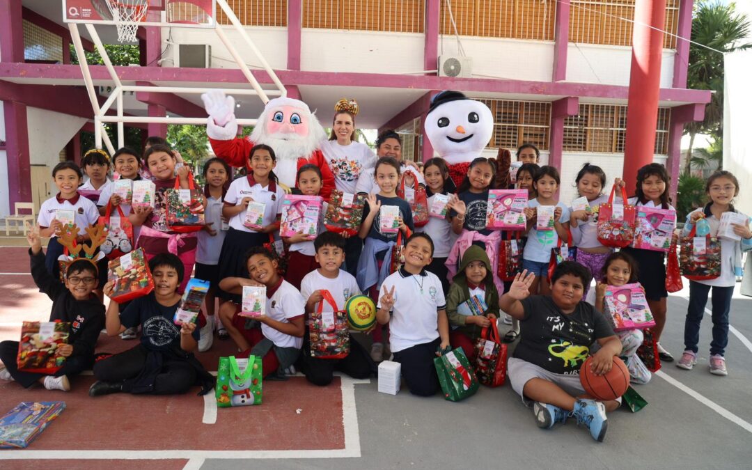 Atenea Gómez Ricalde continúa entregando juguetes en las escuelas de Isla Mujeres