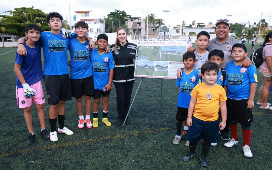 Gobierno de Isla Mujeres avanza con la rehabilitación del campo de fútbol soccer de la Salina