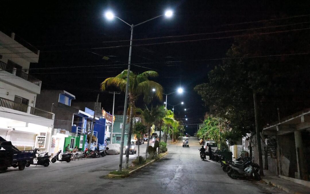 Atenea fortalece la seguridad de las mujeres con más alumbrado público en Isla Mujeres