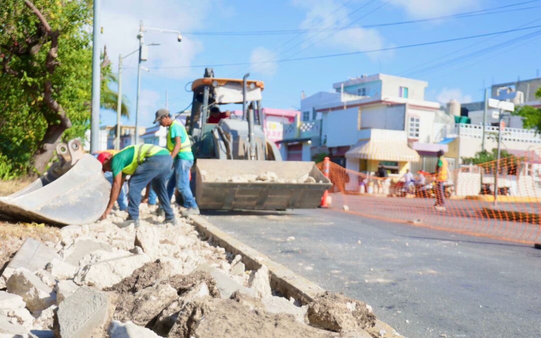 Atenea construye nuevas guarniciones y banquetas en Isla Mujeres