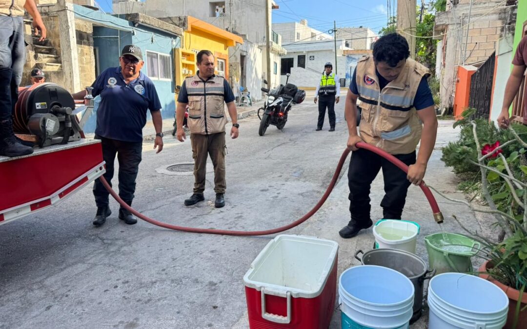 Atenea gestiona la entrega de agua potable a través de pipas en las colonias de Isla Mujeres