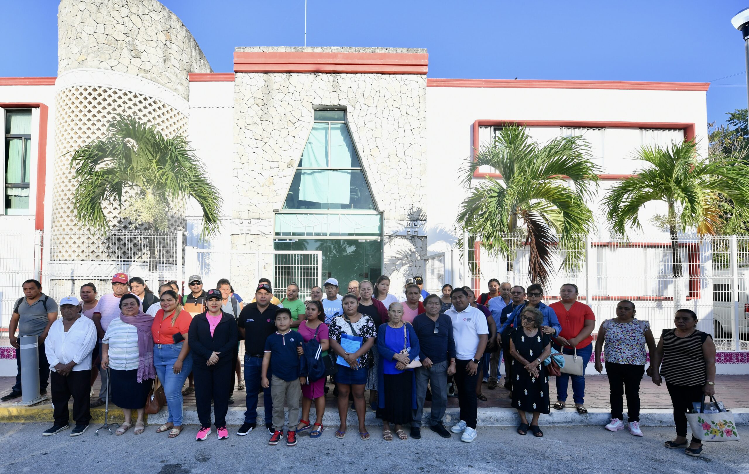 Gobierno de Mary Hernández fortalece acciones sociales para beneficiar a familias con auxiliares auditivos y lentes de armazón