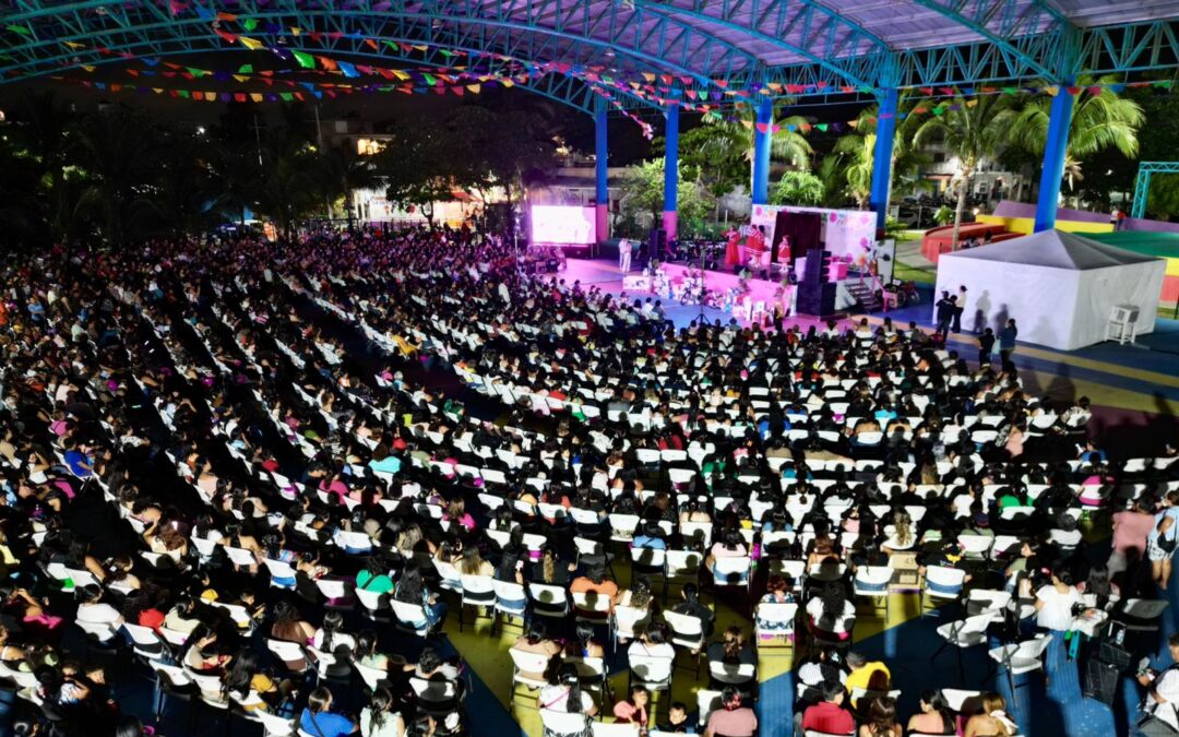 Atenea celebra a las madres de Isla Mujeres con música, show cómico y muchos regalos
