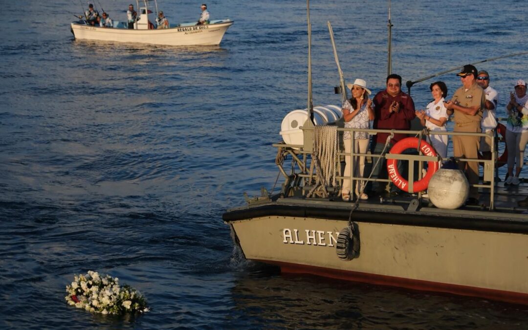 Rinde Mara Lezama homenaje a hombres caídos del mar con ofrenda floral en Cozumel