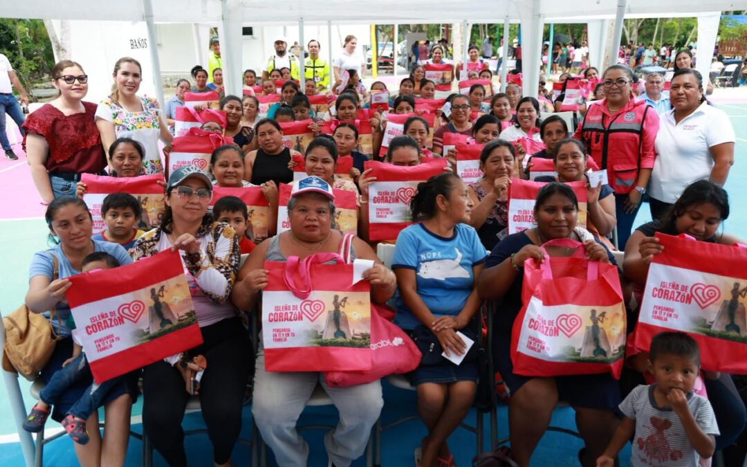 Atenea lleva apoyos alimentarios de “Isleña de Corazón” a familias de Francisco May