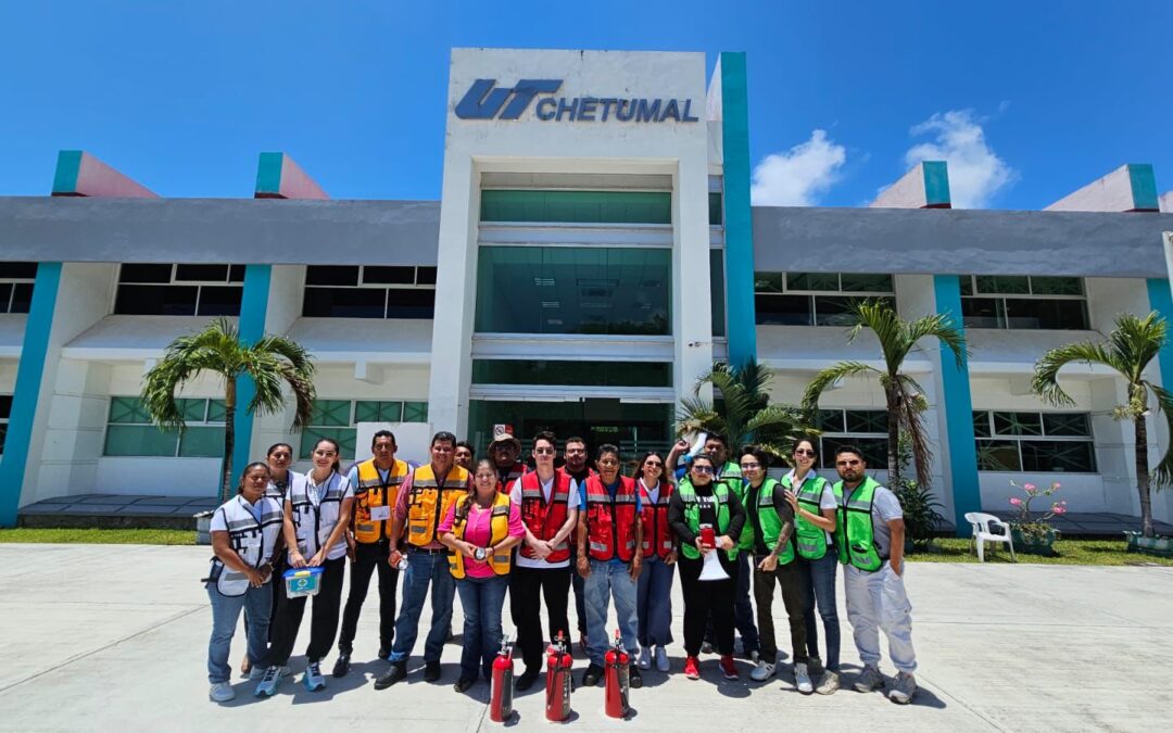 Capacitan Bomberos a personal de la Universidad Tecnológica de Chetumal.